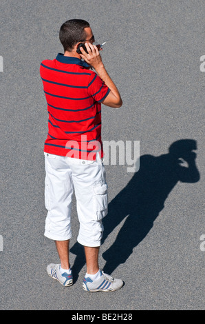Uomo in strada parlando al telefono mobile - Francia. Foto Stock