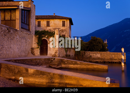 Villa di notte lungo il lago di Garda, Limone sul Garda Italia Foto Stock