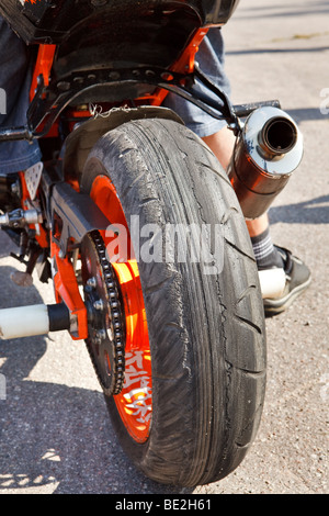 Close-up di completamente usurate moto pneumatico posteriore Foto Stock