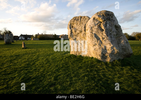 Avebury Stone Circle in sole serale con colori saturi e ombre lunghe Foto Stock