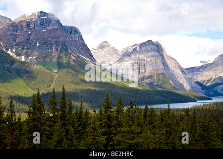 Il canadese Rockie Mountain Mountain Range e il Fiume Bow vicino al Lago Louise Foto Stock