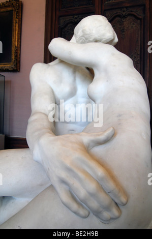 'Il Bacio' è uno di Auguste Rodin più famose sculture, sul display all'interno del Museo Rodin di Parigi, Francia. Foto Stock