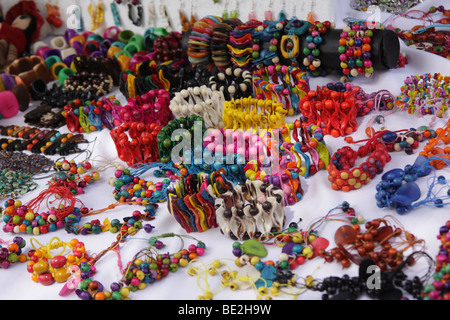 Bracciali e altri gioielli sul display in un mercato di strada nella città di Panama. Foto Stock