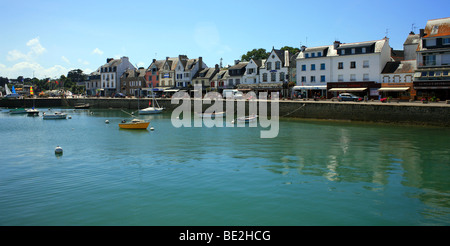 Vista di Cours des Quais dal porto, La Trinite sur Mer, del Morbihan, della Britannia, Francia Foto Stock