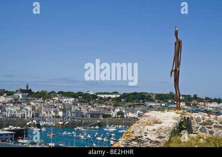 Dh Castle Cornet st peter port guernsey Antony Gormley statua molto exhibition 2009 sulle mura del castello di Harbour Town arte Foto Stock