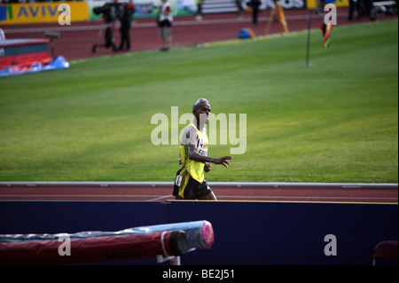 Mo Farah festeggia dopo aver vinto la mens 5000m finale al Aviva London Grand Prix al Crystal Palace, 2009 Foto Stock