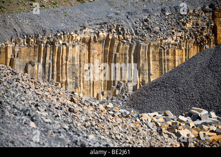 Una cava di basalto e colonne di basalto (Puy de Dôme - Francia). Carrière de basalte et orgues basaltiques (Puy-de-Dôme - Francia). Foto Stock