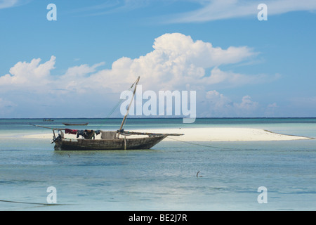 Dhow barca nel porto di Nungwi, Zanzibar, Tanzania Africa Foto Stock