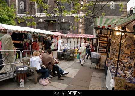 Mercato di Piccadilly, Londra, Inghilterra, Regno Unito. Il mercato è situato al di fuori di St James's Church. Foto Stock