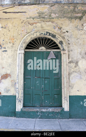 Vecchia porta verde in un edificio abbandonato di Panama City il Casco Antiguo Foto Stock