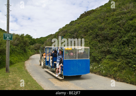 Dh collina Porto Porto MASELINE SARK isola il trattore e i rimorchi di passeggeri il trasporto dei passeggeri dal porto Foto Stock