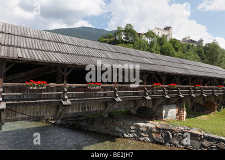 Il vecchio ponte Penzendorfer, Bannbruecke Bridge, Heinfels Castello, Val Pusteria, Tirolo orientale, Tirolo, Austria, Europa Foto Stock