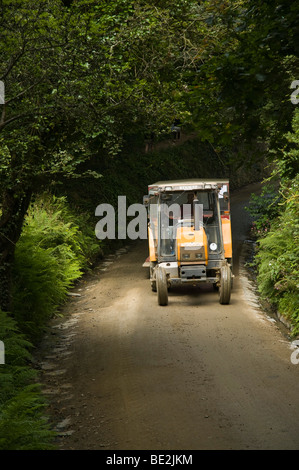 Dh collina Porto Porto MASELINE SARK isola il trattore e rimorchio passeggeri scendendo la collina del porto per il trasporto Foto Stock