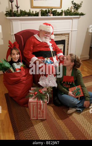 Babbo Natale e i suoi aiutanti. Foto Stock