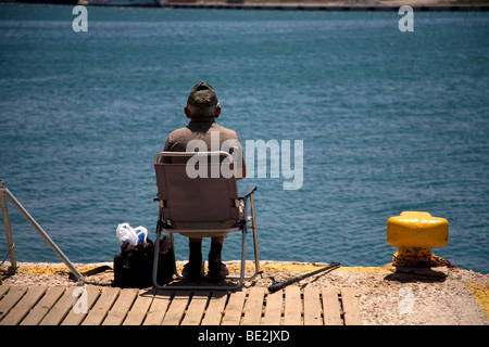 Porto & man pesca Lavrio Attica Grecia Foto Stock