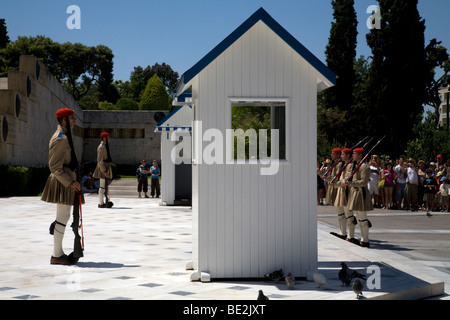 Evzones Vouli edificio del Parlamento Piazza Syntagma ad Atene in Grecia Foto Stock