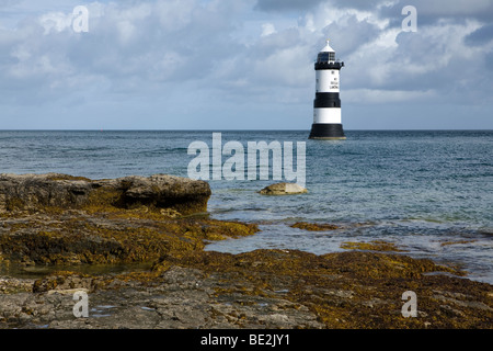 Trwyn Du faro di Anglesey, Galles, Regno Unito Foto Stock