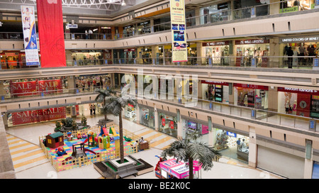 Interior panoramica del Iscon Mall / shopping mall, in Surat, Gujarat. India. Foto Stock