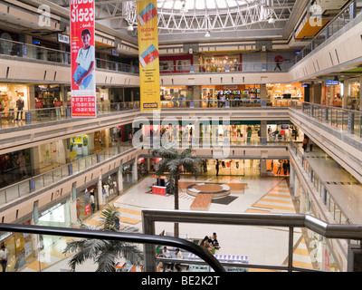 Interior shot del Iscon Mall / shopping mall, in Surat, Gujarat. India. Foto Stock