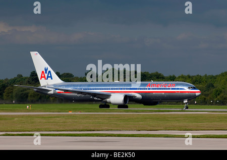 American Airlines aeromobili preparando per il decollo dall'aeroporto di Manchester (Ringway Airport) Foto Stock