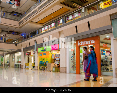 Le donne indiane window shopping in Iscon Mall / shopping mall, in Surat, Gujarat. India. Foto Stock