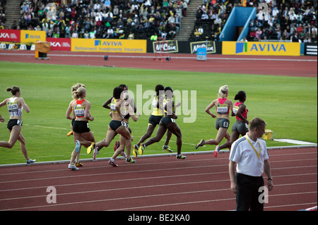 Jemma Simpson comingh attraverso il campo, sul suo modo di vincere la donna 800m Finale al Aviva London Grand Prix, 2009 Foto Stock