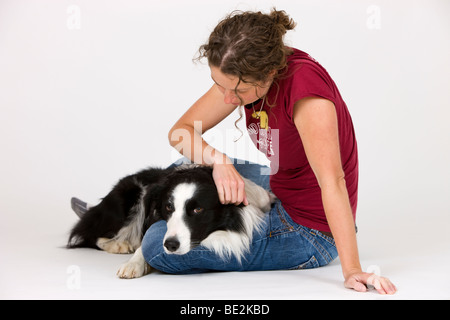 Ragazza stroking Border Collie, maschio Foto Stock