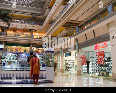 Le donne indiane di shopping in Iscon Mall / shopping mall, in Surat, Gujarat. India. Foto Stock