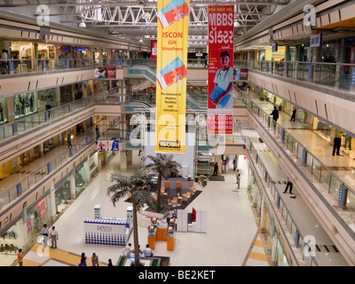 Interno del Iscon Mall / shopping mall, in Surat, Gujarat. India. Foto Stock