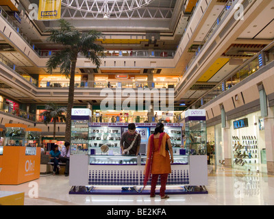 Donna indiana di shopping in Iscon Mall / shopping mall, in Surat, Gujarat. India. Foto Stock