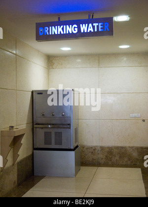 Fontana con acqua potabile per uso pubblico, nell'Iscon Mall / shopping mall, in Surat, Gujarat. India. Foto Stock