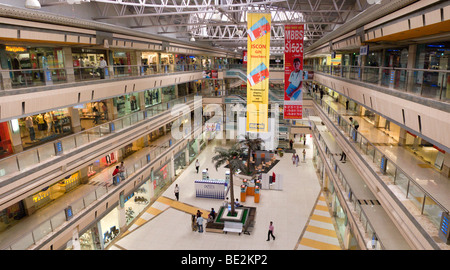 Interior panoramica del Iscon Mall / shopping mall, in Surat, Gujarat. India. Foto Stock