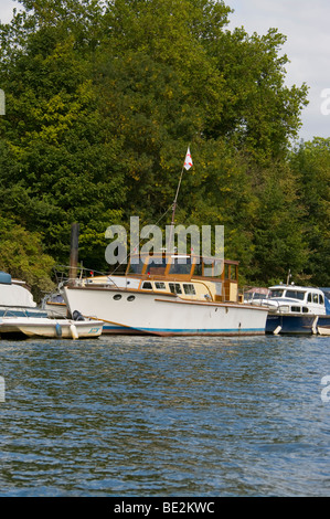 Barche ormeggiate sulla riva del fiume Tamigi Twickenham Middlesex in Inghilterra Foto Stock