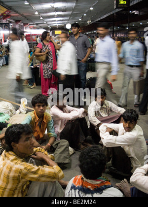 I passeggeri in attesa di un treno sulla piattaforma. Stazione di Surat, Gujarat. India. Foto Stock