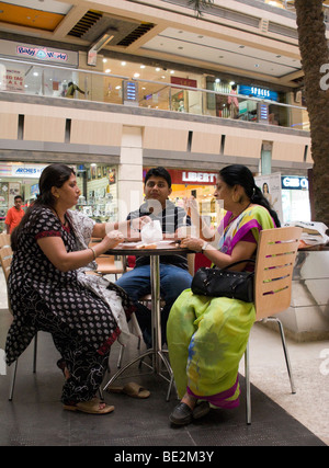 Popolo Indiano gustare uno spuntino in un bar in Iscon Mall / shopping mall, in Surat, Gujarat. India. Foto Stock