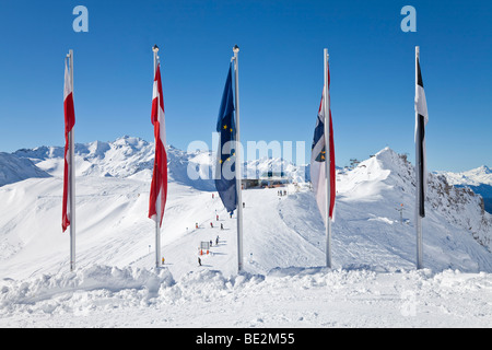 Europa Austria, Tirolo. St. Anton am Arlberg, piste da sci e seggiovia station Foto Stock
