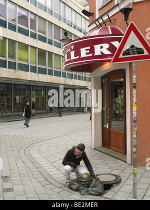 Giovane donna con Rubberneck, Il Peeper, Canal lavoratore di Viktor Hulik, Bronzo figura, Bratislava, Slovacchia Foto Stock