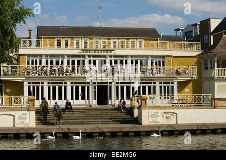 Il Riverside Gazebo Public House sul Fiume Tamigi Kingston Surrey in Inghilterra Foto Stock