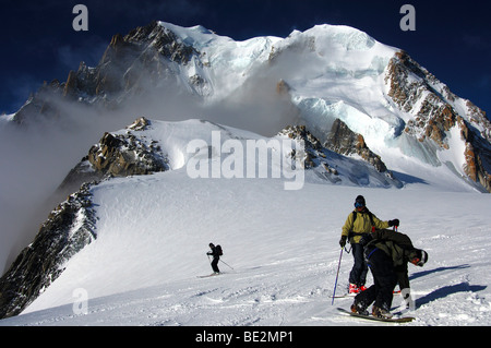 Snowboarder sul freeride Valléee decente Blanche passando Mt Mont Blanc du Tacul sul modo di Chamonix, Alta Savoia, Francia, Foto Stock