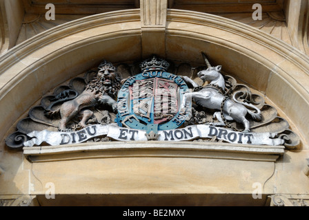 "Ieu et Mon Droit' il motto e la cresta del monarca britannico sull esterno dell edificio in High Wycombe, Buckinghamshire, Inghilterra Foto Stock