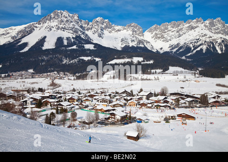 Ellmau ski resort, montagne di Wilder Kaiser al di là, Tirolo, Austria Foto Stock