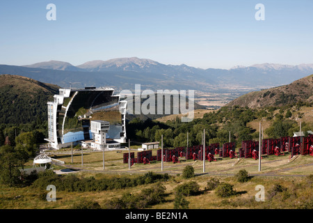 Il più grande del mondo di forno solare o quattro Solaire a Odeillo in Pyrenees-Orientales in Francia Foto Stock