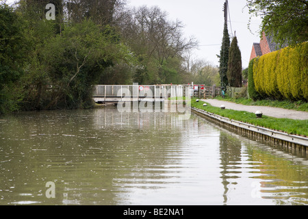 Ponte girevole attraverso il canale in Foxton, Leicestershire, Regno Unito Foto Stock