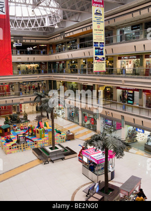 Vista interna del Iscon Mall / shopping mall, in Surat, Gujarat. India. Foto Stock