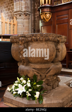 Regno Unito, Inghilterra, Staffordshire, Stafford, Saint Marys Collegiata interno, font con crociata era iscrizione Foto Stock