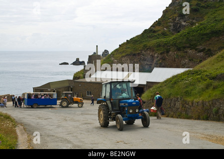 Dh collina Porto Porto MASELINE SARK isola il trattore e i rimorchi passeggero carico porto passeggeri passeggeri Foto Stock