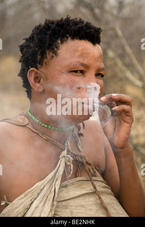 Naro bushman (SAN) ritratto di donna, Central Kalahari Botswana Foto Stock