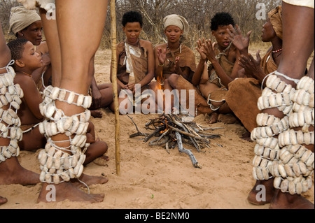 Naro bushman (SAN) dance, Central Kalahari Botswana Foto Stock