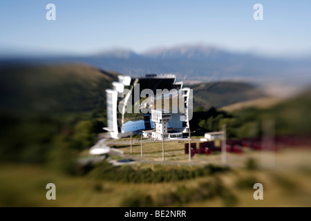 Il più grande del mondo di forno solare o quattro Solaire a Odeillo in Pyrenees-Orientales in Francia Foto Stock