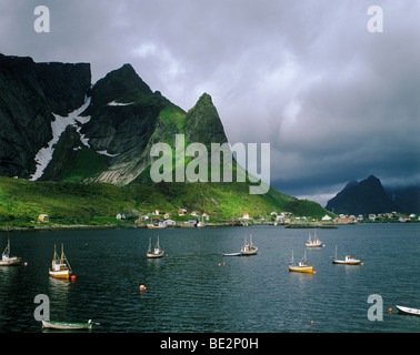 Porto, Reine, Lofoten, Norvegia, Scandinavia, Europa Foto Stock